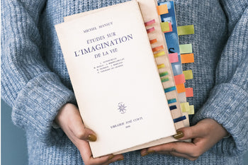 un libro con tanti segnapagine fatti con i nastri 