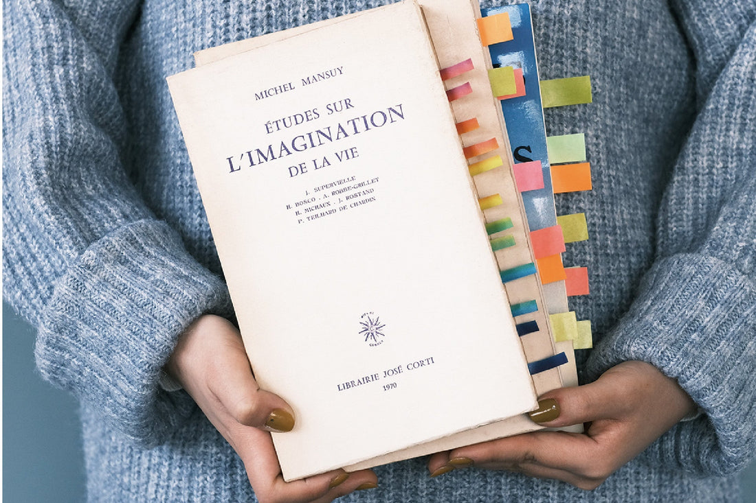 un libro con tanti segnapagine fatti con i nastri 